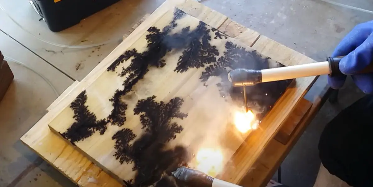 How to Do Wood Art With Electricity