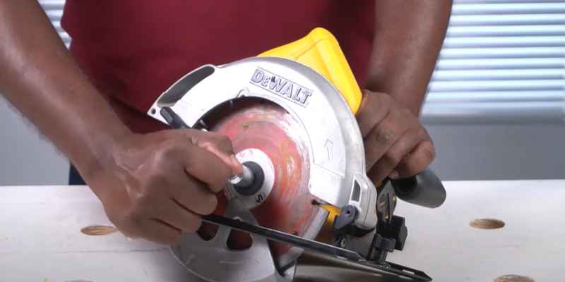How to Effortlessly Remove Blade from Circular Saw