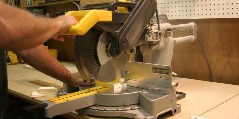Dewalt Dw703 Heavy Duty 10-Inch Compound Miter Saw