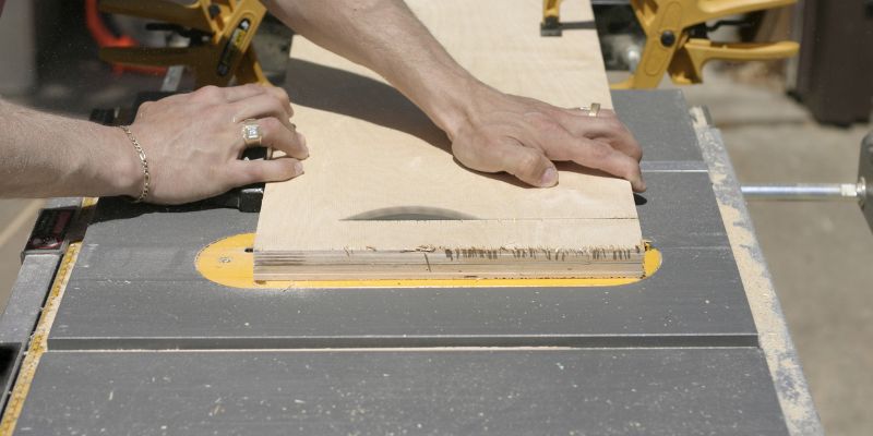 Table Saw Guide Bar