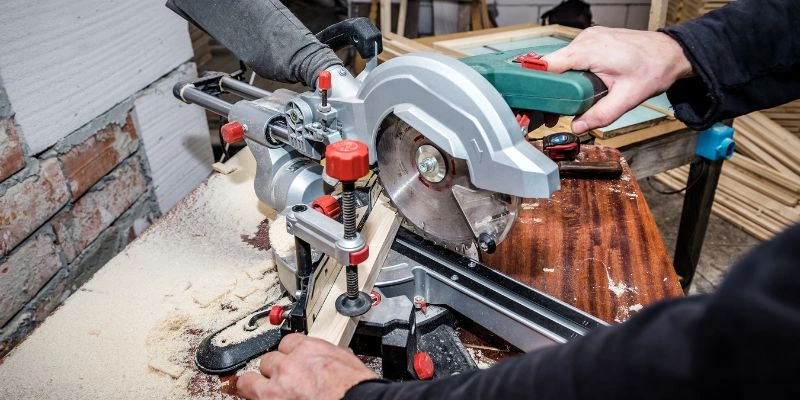 How To Use A Sliding Compound Miter Saw