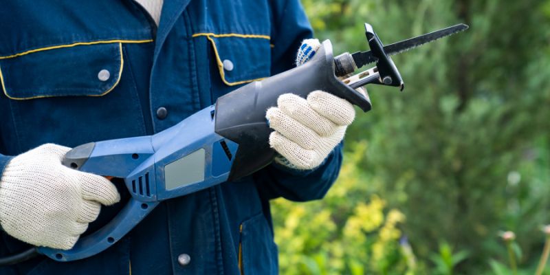 How to Use the DeWalt 20V XR Reciprocating Saw