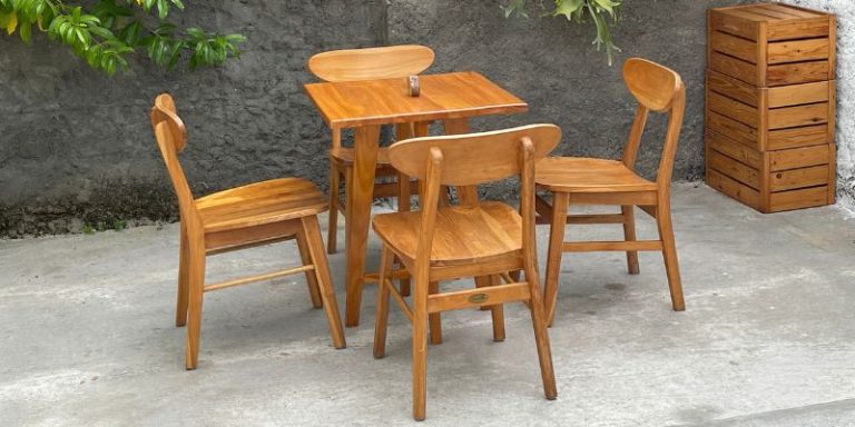 How to Get Cigarette Smoke Out of Wood Furniture