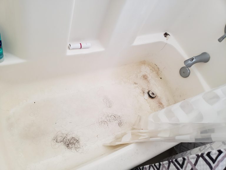 How Do You Remove Stains from a Fiberglass Bathtub