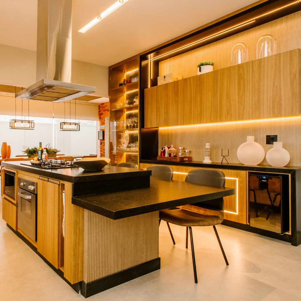 Backsplash Materials That Complement Cherry Wood